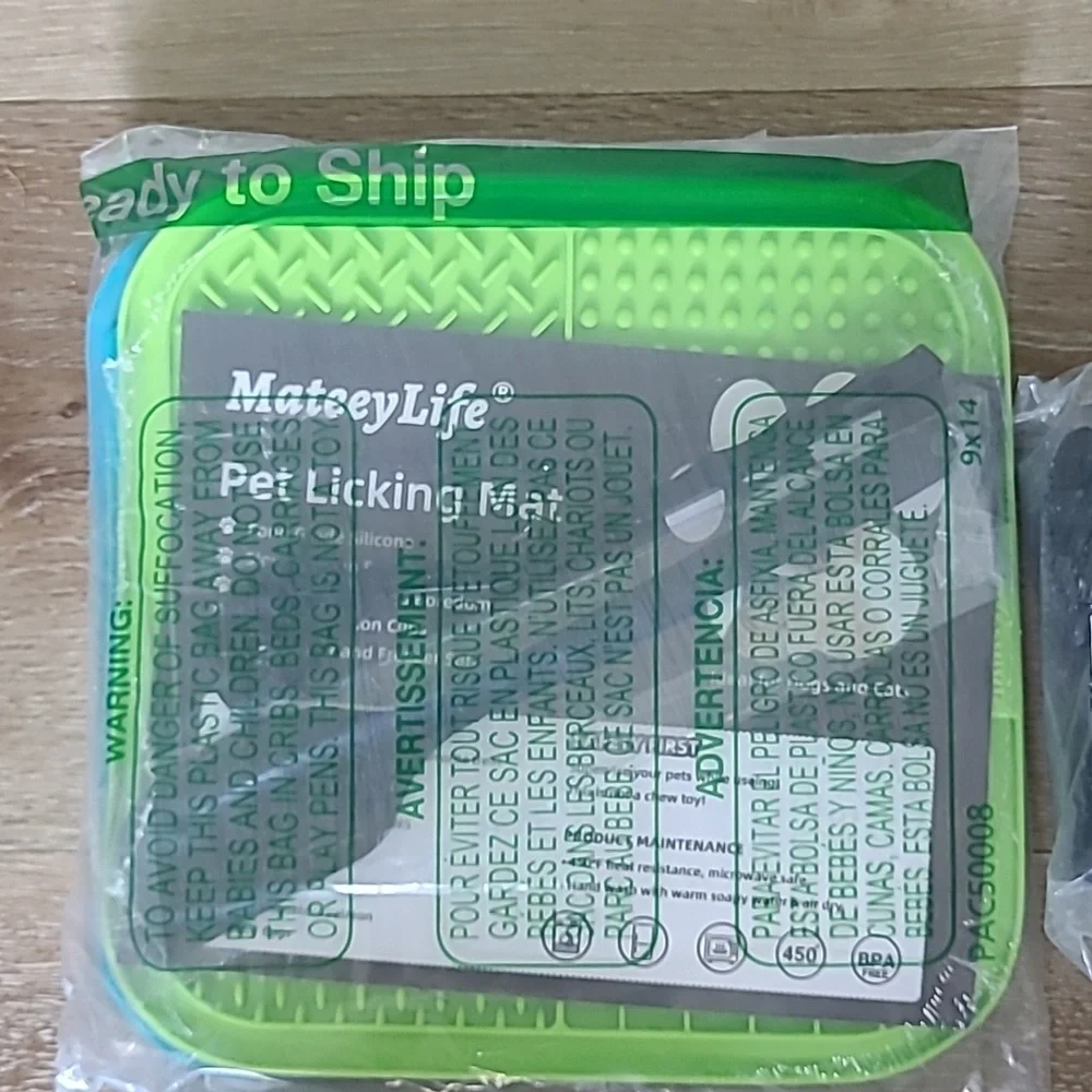 Black Adjustable Dog Seat Belt + 2 Pet Licking Mats